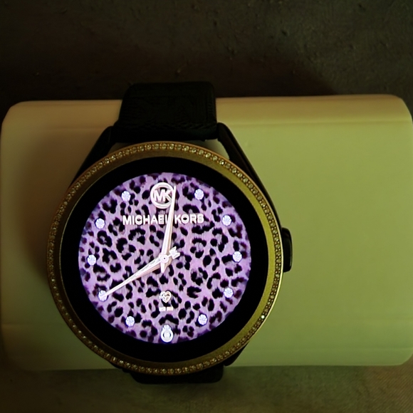 New Michael kors 5th gen 5E MKGO - Picture 10 of 14